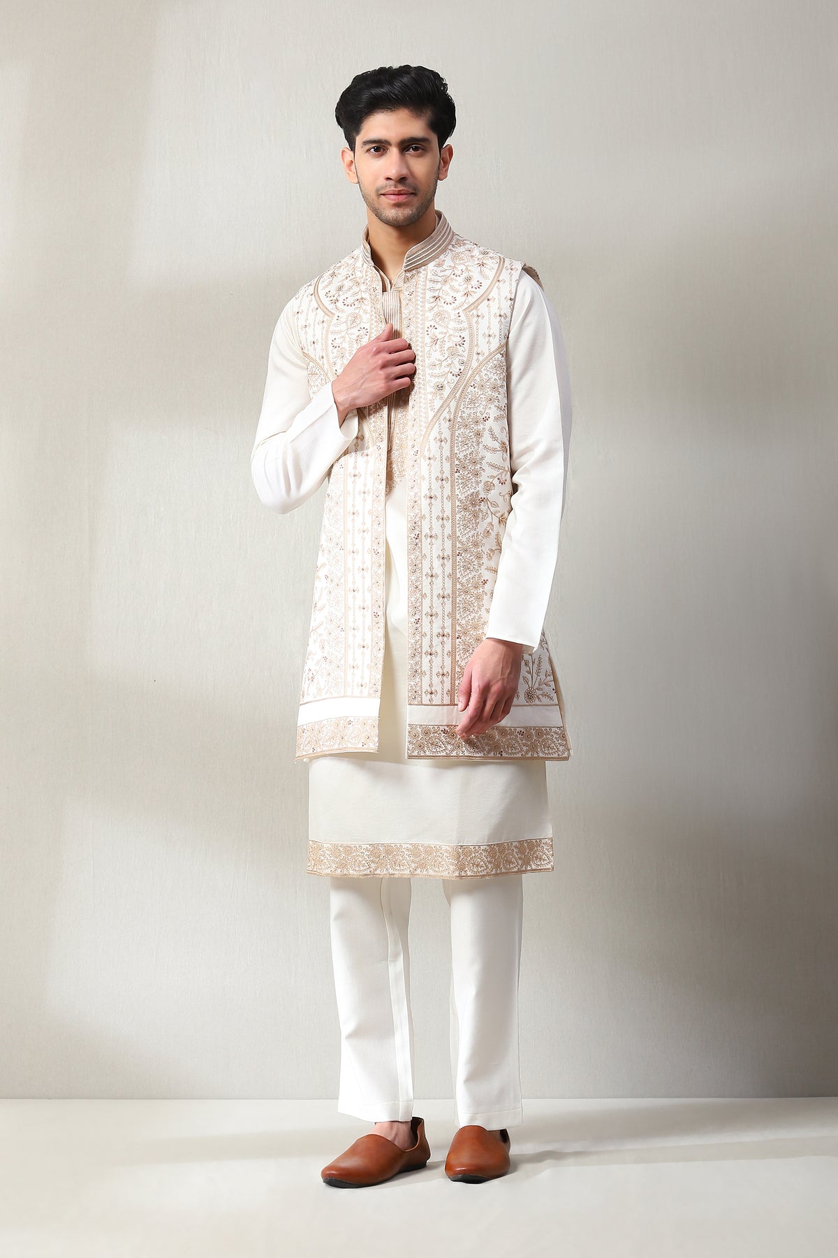 This handloom off white sleeveless jacket with the slim pants