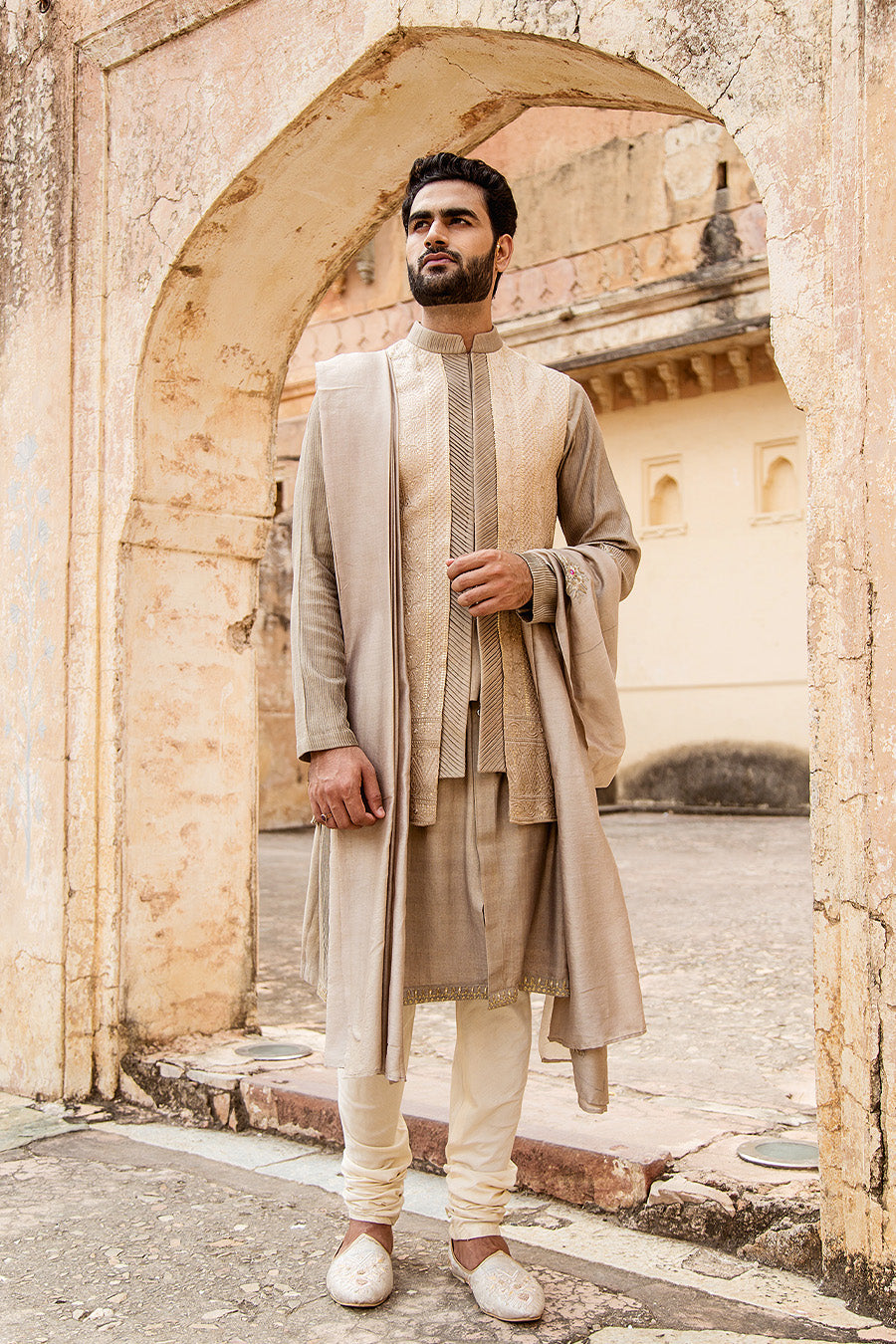 Kurta Jacket Set Matched With A Complimenting Stole And Tone On Tone B shop soniyag